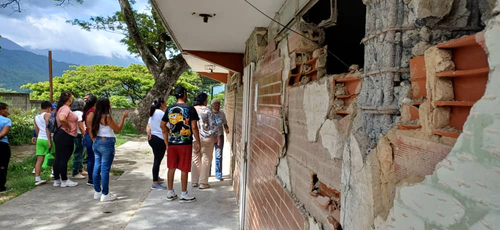 «Tienen casa para rato»: Entre paredes rotas y columnas enteras llegó un mensaje de esperanza a la urbanización Oropeza Castillo