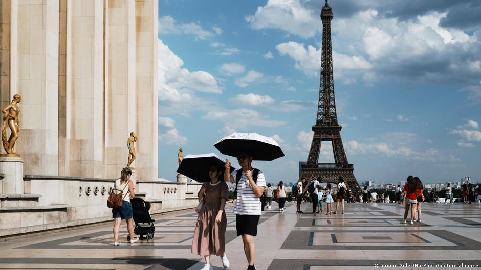 Torre Eiffel y museos de París cierran por ola de calor