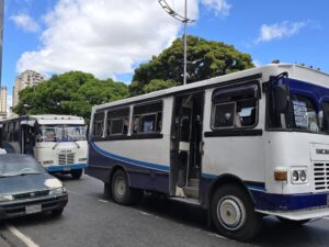Transportistas vacían terminales clave de Caracas por temor a réplicas