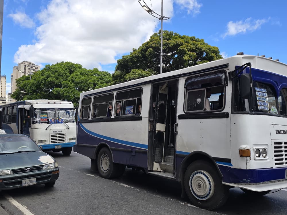 Transportistas vacían terminales clave de Caracas por temor a réplicas