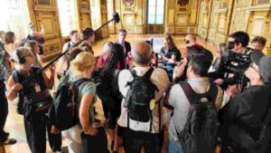 Tras 9 meses del robo de joyas, el Louvre reabre al público la Galería de Apolo