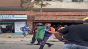 Tres técnicos heridos al caer ascensor en Maracay