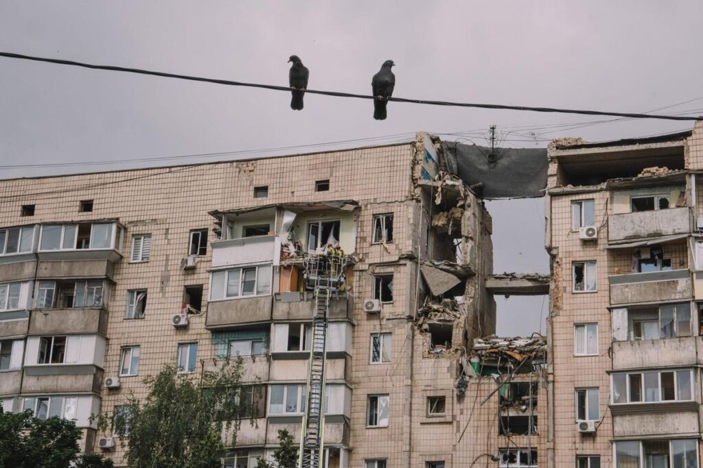 Equipos de rescate en un edificio de apartamentos parcialmente derrumbado tras un ataque con misiles y drones por Rusia en Kiev, Ucrania.