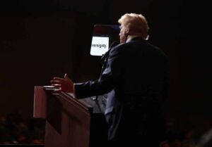 Trump despide a su operador de teleprompter por apostar con sus discursos – Efecto Cocuyo