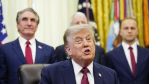 Trump estudia cómo intensificar la guerra con Irán, que extiende las amenazas a sus aliados | elperiodico.com