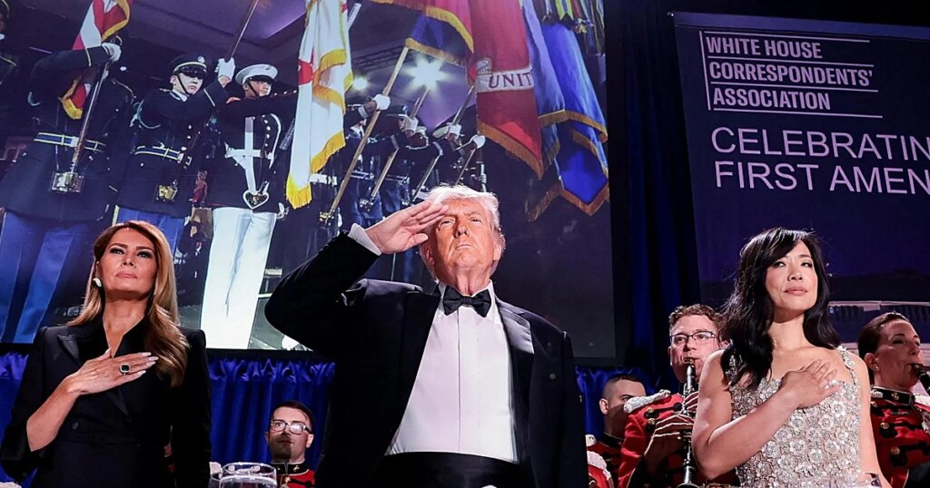 Trump vuelve a la cena de corresponsales que fue interrumpida a tiros en abril