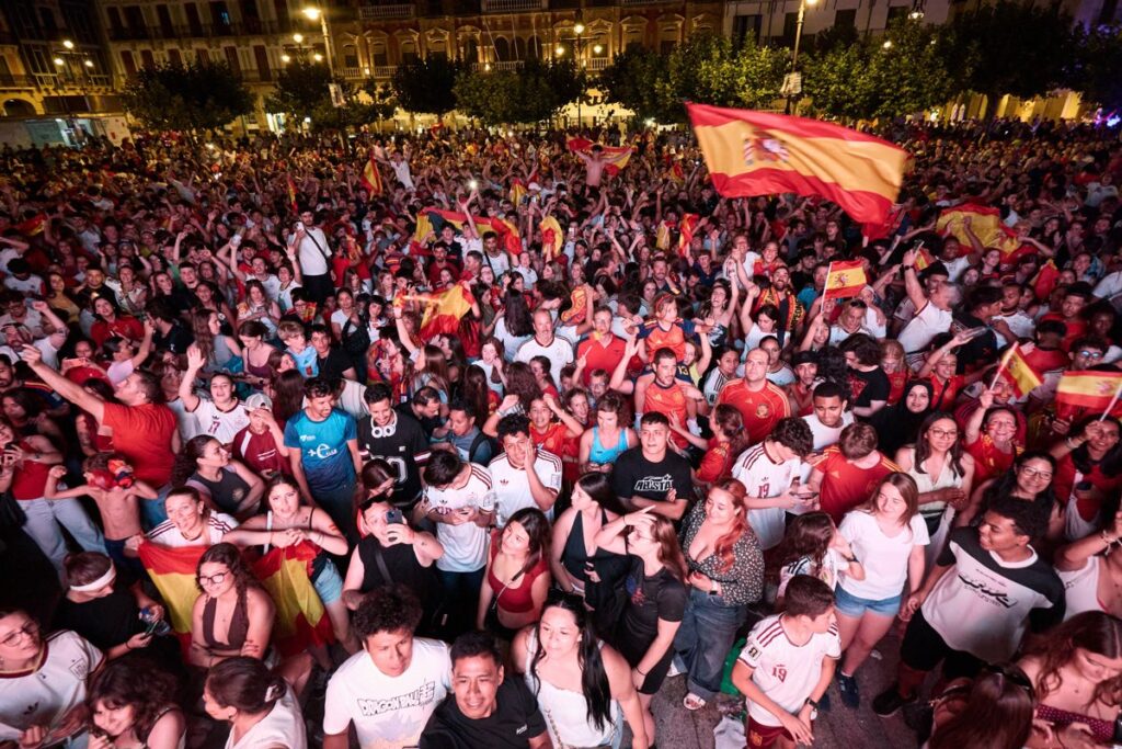 Un grupo de encapuchados agrede a militares que seguían la final del Mundial de fútbol en Berriozar (Navarra)