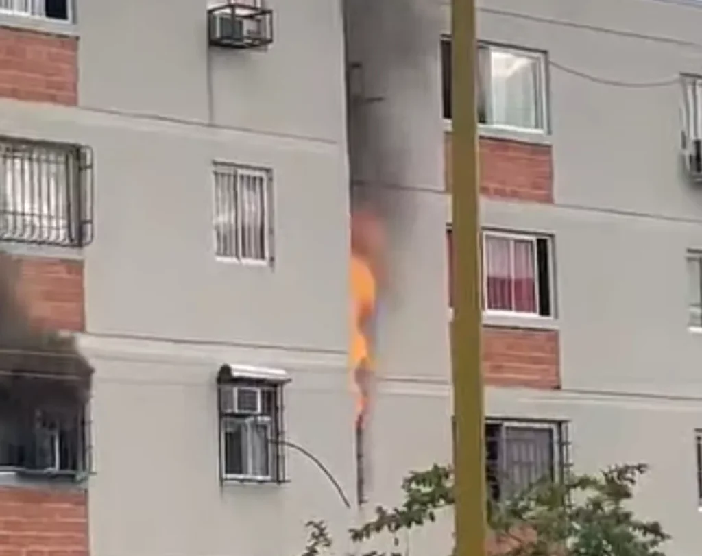 Un herido tras voraz incendio en la torre 16 de Ciudad Chávez