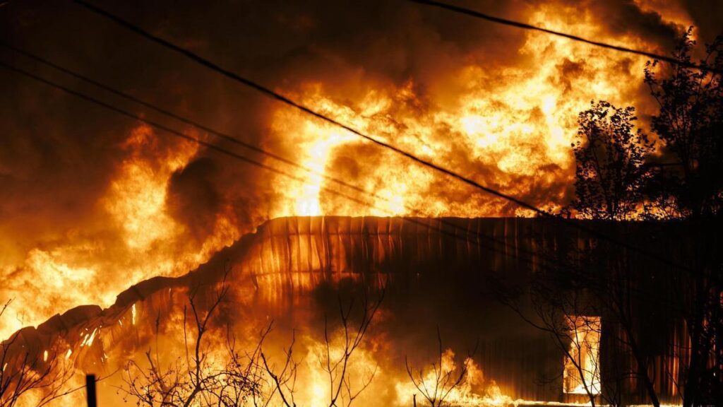Un incendio fuera de control cerca de la ciudad griega de Salónica obliga a evacuar viviendas