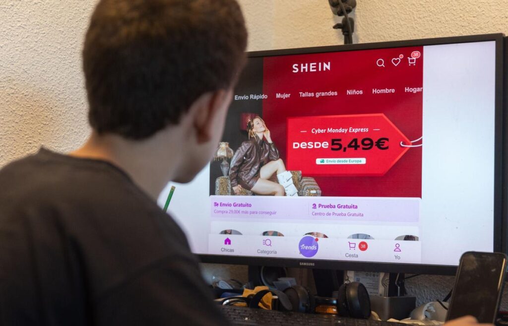 Una persona realiza una búsqueda en Shein, a 2 de diciembre de 2025, en Madrid (España). A partir de 2026, se eliminará la exención de aranceles para pedidos de menos de 150 euros procedentes de China, lo que encarecerá las compras en plataformas como Shein, Temu y AliExpress. Esta medida busca frenar la competencia desleal que supone la entrada masiva de productos chinos baratos en Europa. 02 DICIEMBRE 2025: COMPRAS;ONLINE;COMPRA ONLINE;TABLET;MOVIL;ORDENADOR;SHEIN;ALIEXPRESS;TEMU;FASTFASHION Eduardo Parra / Europa Press 02/12/2025. COMPRAS. INTERNET. ORDENADOR. MONITOR