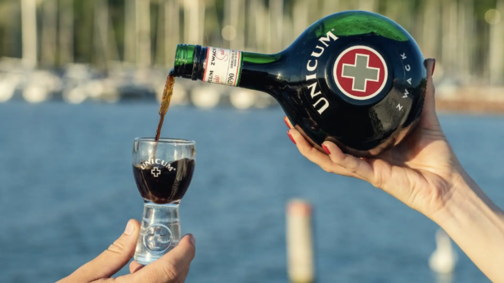 Unicum: el curioso licor húngaro que tiene más de 200 años de historia y utiliza "más de 40 hierbas medicinales"