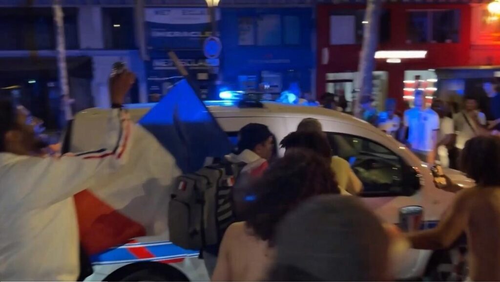 VIDEO: Bengalas y choques con la Policía en París durante masivos festejos por la clasificación de Francia