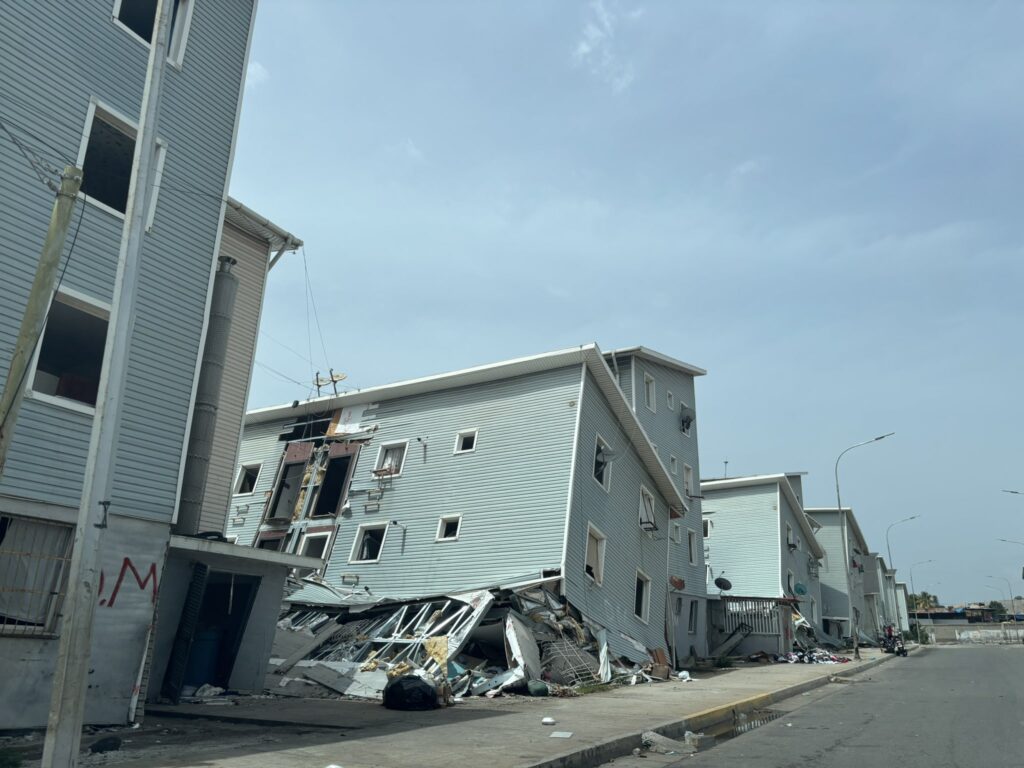 VIDEO: El caos que se desató cuando edificio de la Misión Vivienda comenzó a colapsar durante terremotos en La Guaira