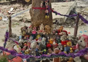 [VIDEO] Un altar de juguetes rinde tributo a los niños fallecidos en los terremotos –
