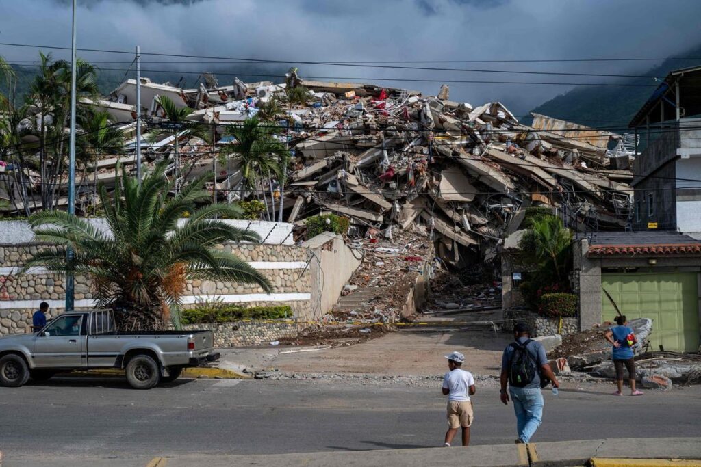 Edificio desplomado en Caraballeda, La Guaira.