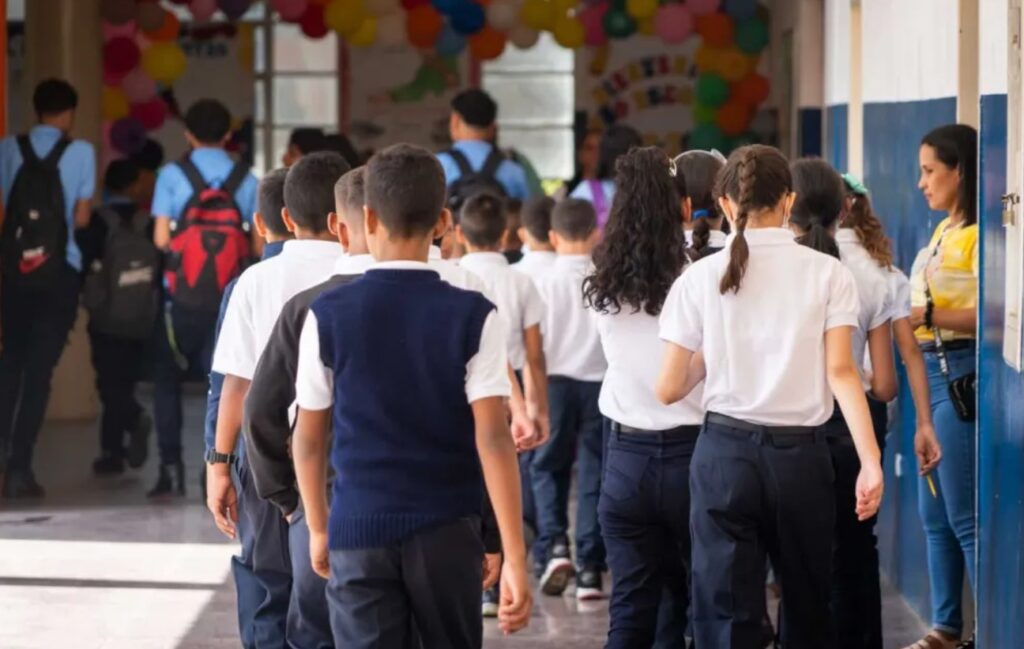 Venezuela retoma clases escolares en estados no afectados por el doble terremoto
