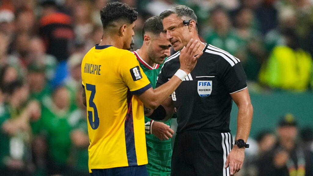 Vincic, el árbitro de la roja a Hincapié por la 'ley Vinicius', pita la final del Mundial