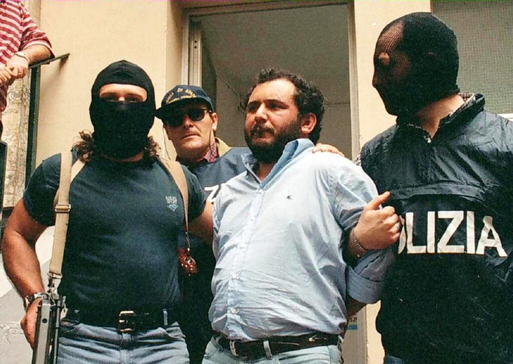 GIOVANNI BRUSCA, MAFIOSO QUE CONFESÓ HABER MATADO U ORDENADO LA MUERTE DE MÁS DE 150 PERSONAS, ENTRE ELLAS EL JUEZ GIOVANNI FALCONE, TRASLADADO AL JUZGADO DE PALERMO POR LA POLICÍA ITALIANA TRAS SU DETENCIÓN, EN MAYO DE 1996.Palermo (Italy), 01/06/2021.- (FILE) - Giovanni Brusca (C) is led off by police following his interrogation in Palermo, Sicily, Italy, 21 May 1996 (issued 01 June 2021). Brusca, 64, was released from Rome's Rebibbia prison on 31 June 2021 after 25 years in jail, having served all but 45 days of his sentence. Brusca was arrested in May 1996 and sentenced to life for over 100 murders, including that of anti-Mafia prosecutor Giovanni Falcone, his wife Francesca Morvillo and three police officers in May 1992. (Francia, Italia, Roma) EFE/EPA/LANNINO BEST QUALITY AVAILABLE. MAFIA. COSA NOSTRA.