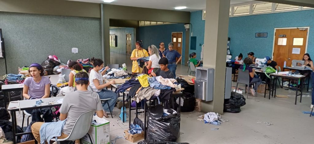 Voluntariado de Manos y Retazos cose la solidaridad para afectados por terremotos en la Facultad de Humanidades de la UCV