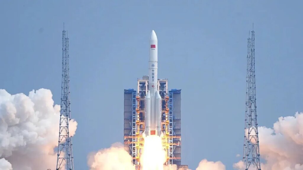 Vuelve la carrera espacial: China prepara un cohete que explorará el polo sur de la Luna