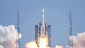 Vuelve la carrera espacial: China prepara un cohete que explorará el polo sur de la Luna