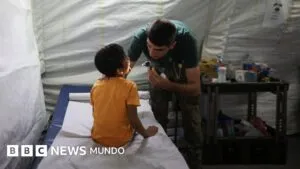 «Ya no quiero ser pediatra. La mirada de esos niños se queda con uno para siempre»: el dolor de los médicos que asisten a los heridos del terremoto en Venezuela