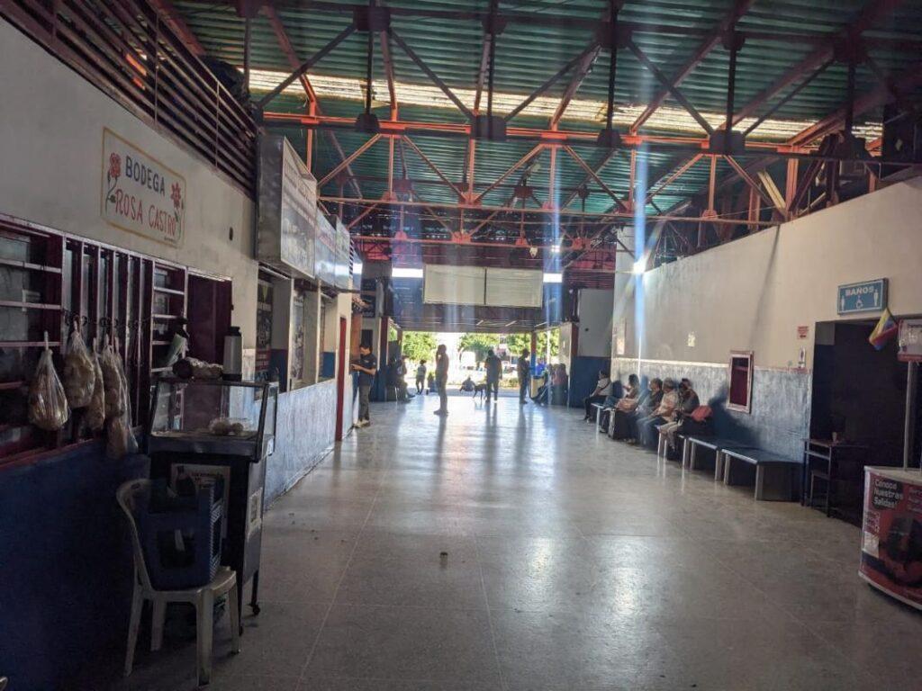¡Siguen a la espera de los interurbanos en el terminal!