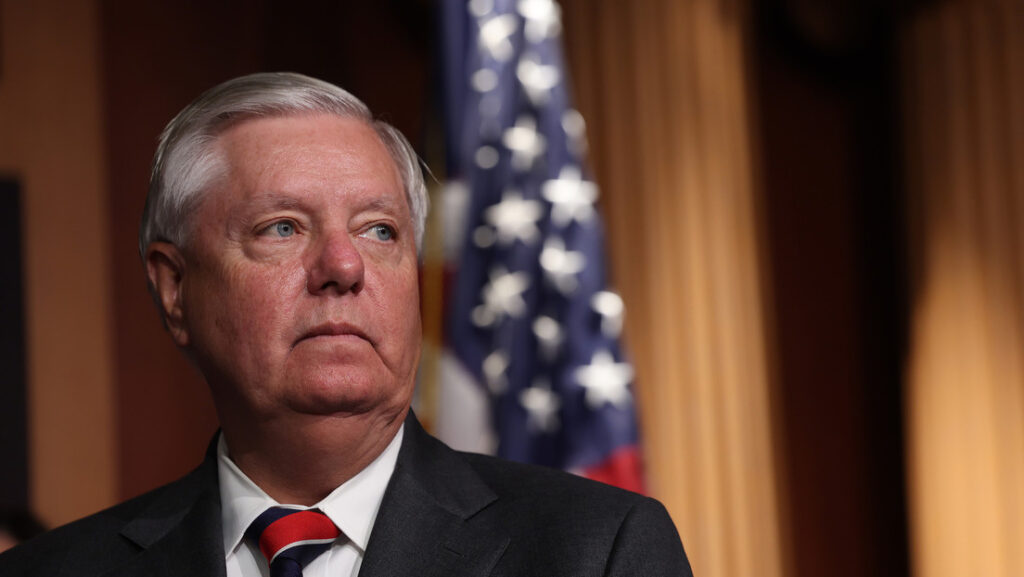 ¿Quién fue Lindsey Graham, belicista cercano a Trump que llamó a destruir Irán y celebró la muerte de los rusos?